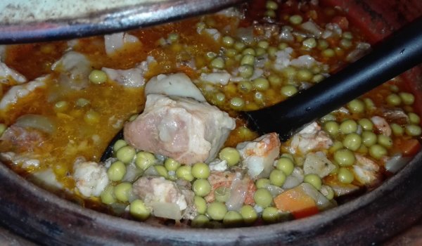 Яхния от грах с телешко и свинско месо в гювеч