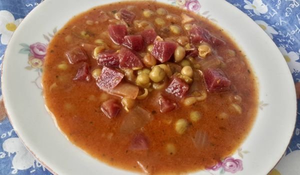 Яхния от грах с цвекло и кисело зеле