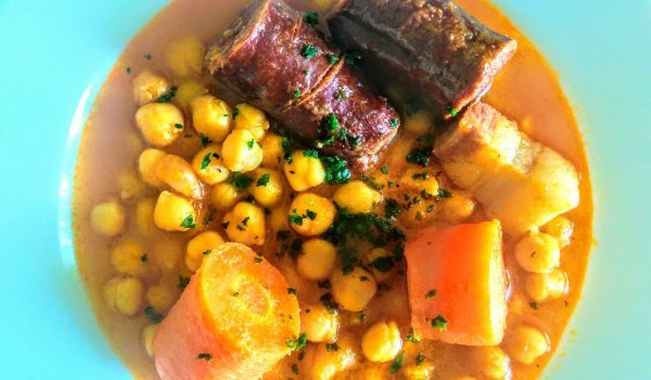 Яхния от нахут с наденица