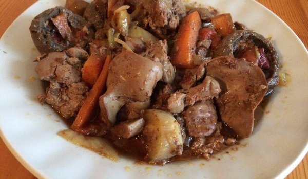 Яхния от пилешки дробчета с гъби и лук