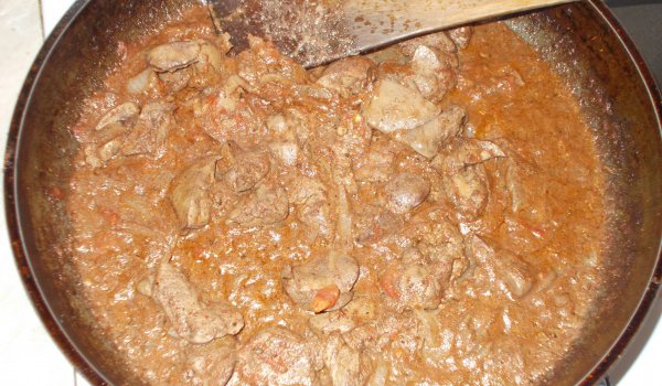 Яхния от пилешки дробчета с лук и вино