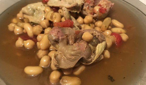 Яхния от пилешки воденички с боб и нахут