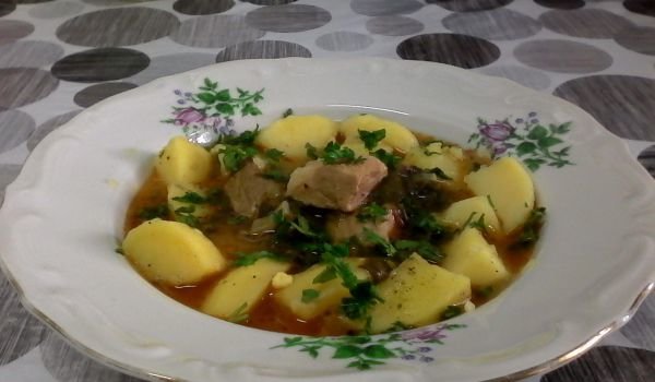 Яхния от спанак и свинско с варени картофи
