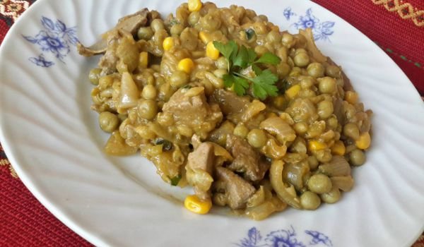Яхния от свински дроб с грах, лук и царевица