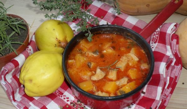 Яхния от свинско с дюли и тиква