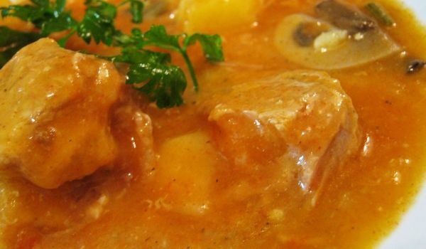 Яхния от свинско с картофи и гъби