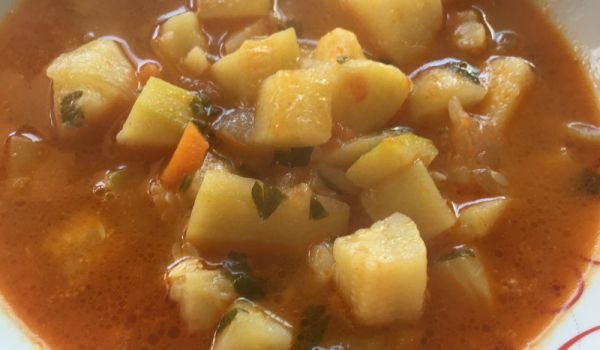 Яхния от тиквички с картофи в гърне