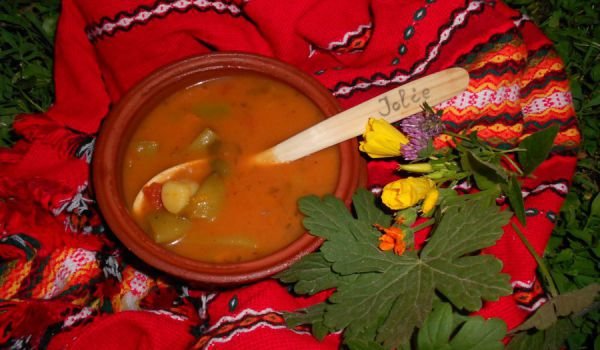 Яхния от зелен боб с джанки и цвят от тиква