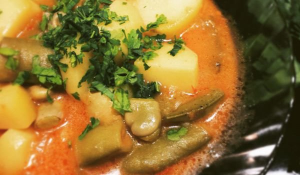 Яхния с бакла и пресни картофи