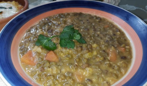 Яхния с боб мунг и подправки