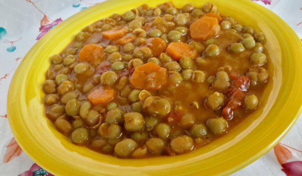 Яхния с грах, моркови и домати