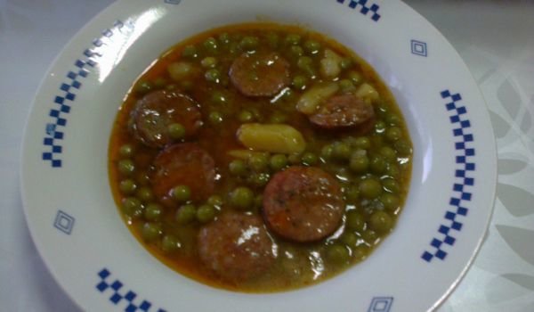 Яхния с грах, наденичка и домашни картофки