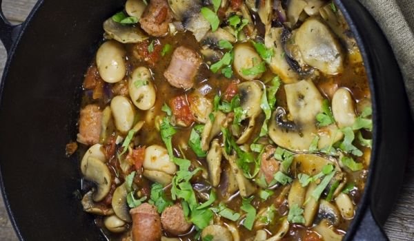 Яхния с гъби и наденица