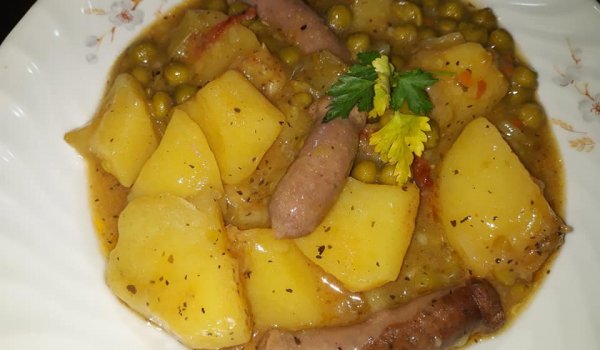 Яхния с картофи, грах и карначета