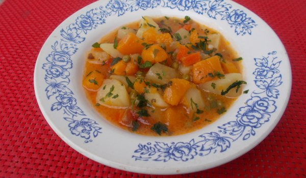 Яхния с картофи, грах и тиква