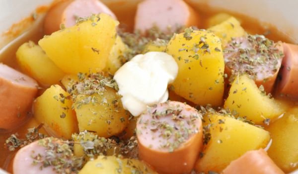 Яхния с картофи и кренвирши