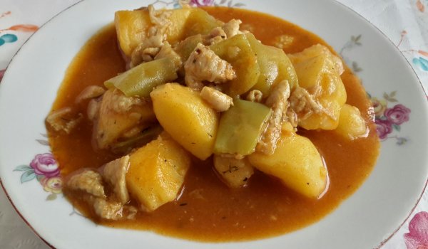 Яхния с картофи и пилешки кожички