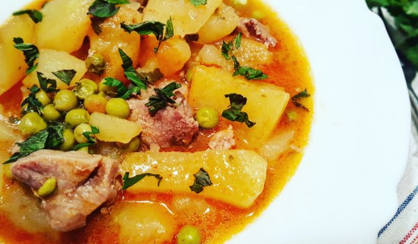 Яхния с картофи, свинско и грах