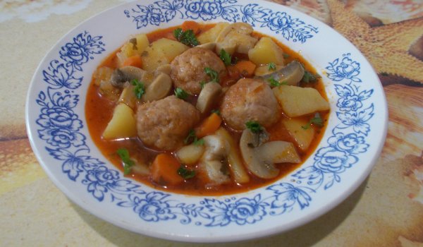 Яхния с кюфтенца, гъби и картофи