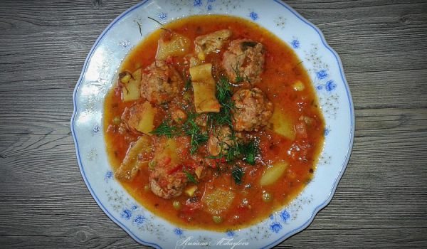 Яхния с кюфтенца, зелен боб и картофи