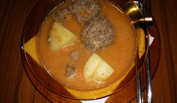 Яхния с кюфтета и зеленчуци