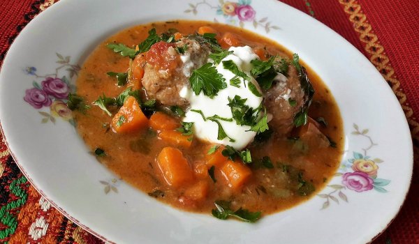 Яхния с кюфтета