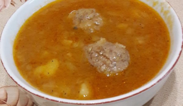 Яхния с лук, картофи и кюфтенца