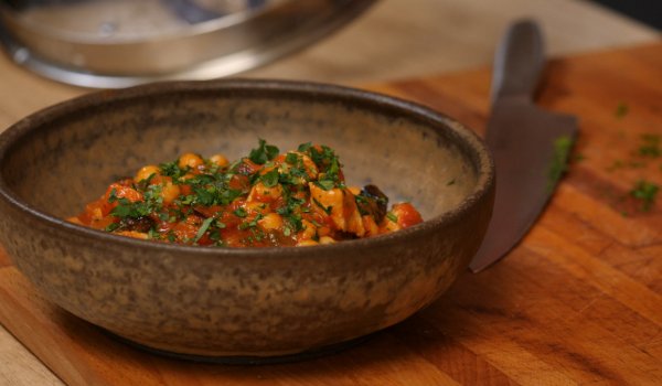 Яхния с нахут, пиле и сини сливи