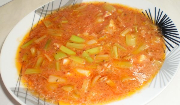 Яхния с праз и домати