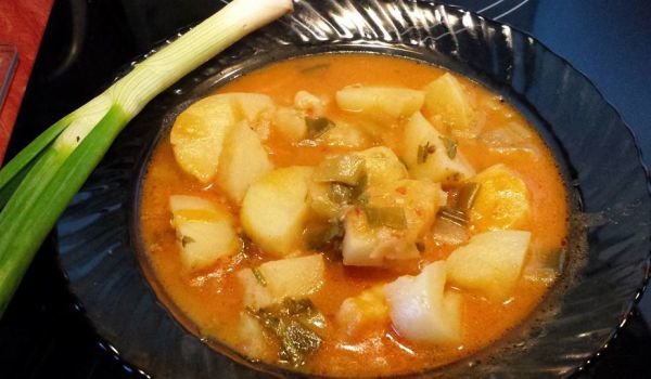 Яхния с пресни картофи и зелен лук