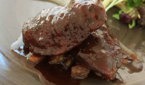 Яхния със свински бузи