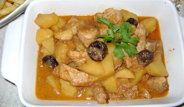 Яхния със свинско и сини сливи