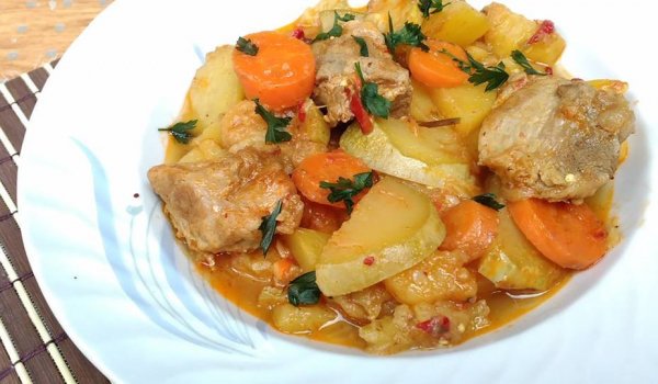 Яхния със свинско, тиквички и моркови