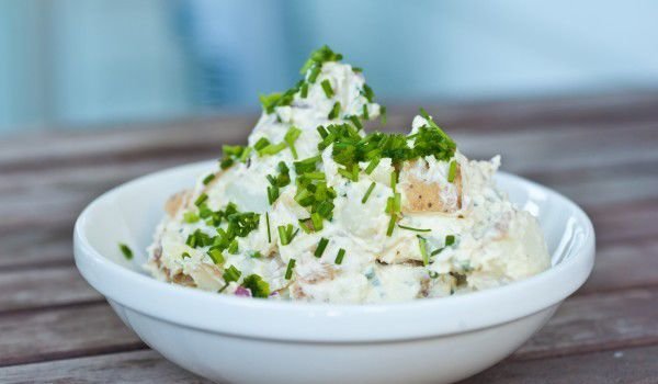 Яйчена разядка с кисели краставички