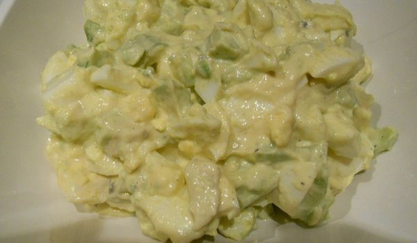 Яйчена салата с авокадо и свежа краставица