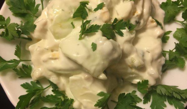 Яйчена салата с авокадо, майонеза и краставици