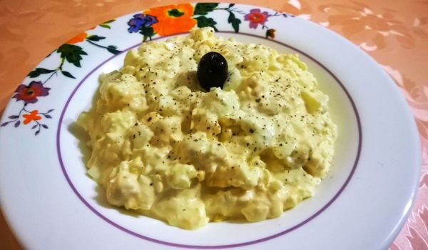 Яйчена салата с праз и горчица