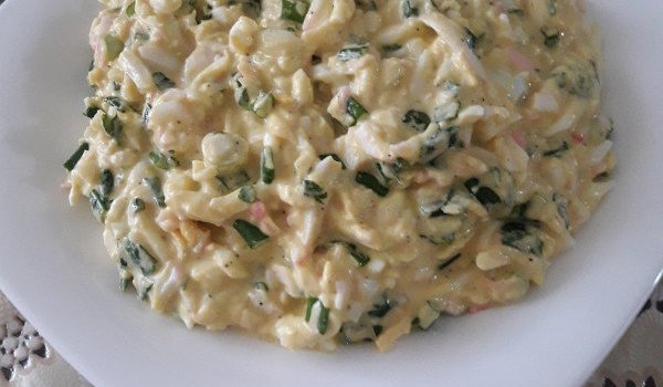 Яйчена салата със зелен лук