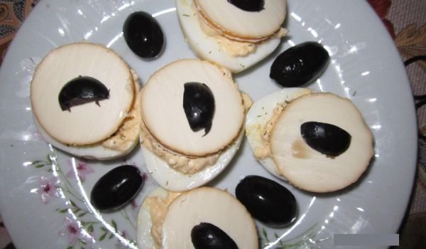 Яйчени лодки с пушено сирене