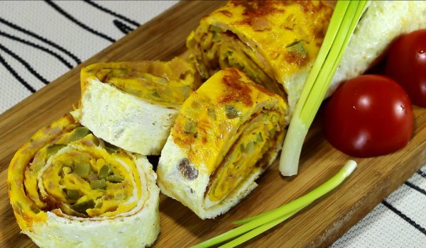 Яйчени рула с кисели краставички и шунка