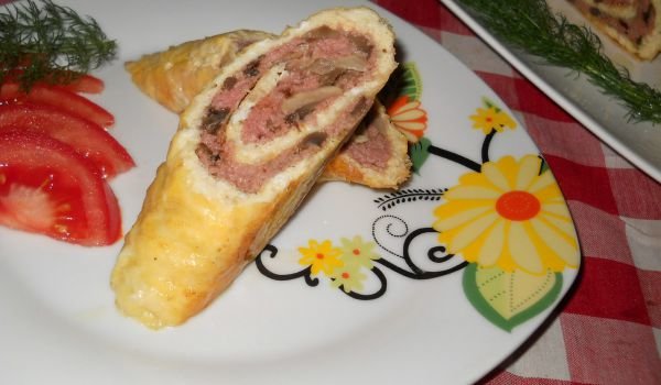 Яйчено руло с плънка от кайма и гъби