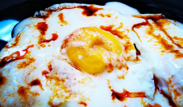 Яйца на очи на фурна с кисело мляко