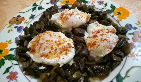 Яйца на очи с гъби по панагюрски