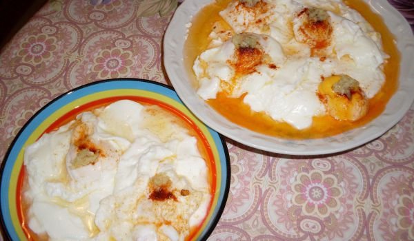 Яйца на очи с пържен чесън и орехи