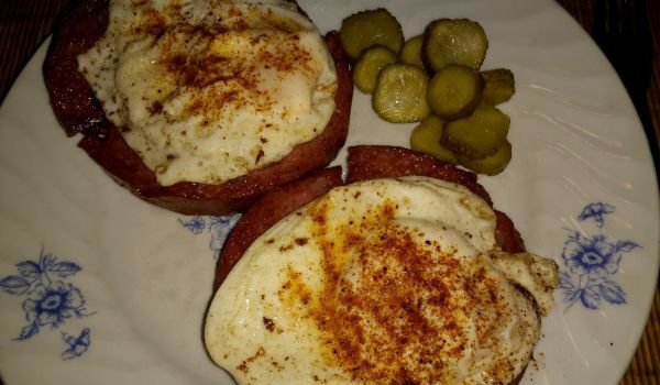 Яйца на очи със салам