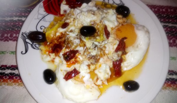 Яйца на очи със сушени домати