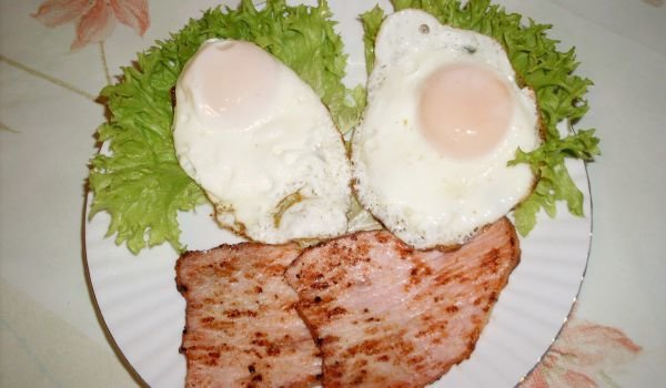 Яйца на очи със запечено филе