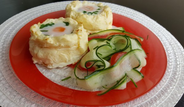 Яйца на очи в картофени кошнички