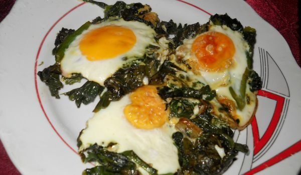 Яйца на очи върху канапе от лапад и спанак