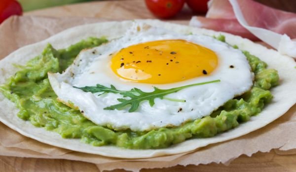 Яйца на очи върху килимче от авокадо